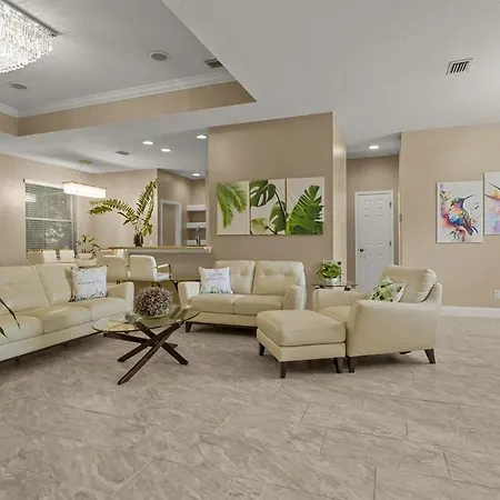 Elegant House, King Beds, Privacy Fence, Massage Villa
